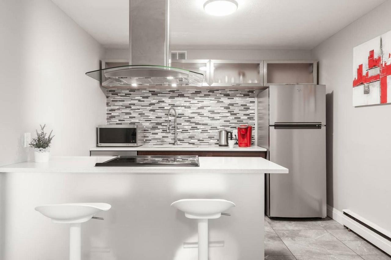 ENTIRE 2 BEDROOM APARTMENT UPTOWN WATERLOO - e1 Waterloo Exterior foto