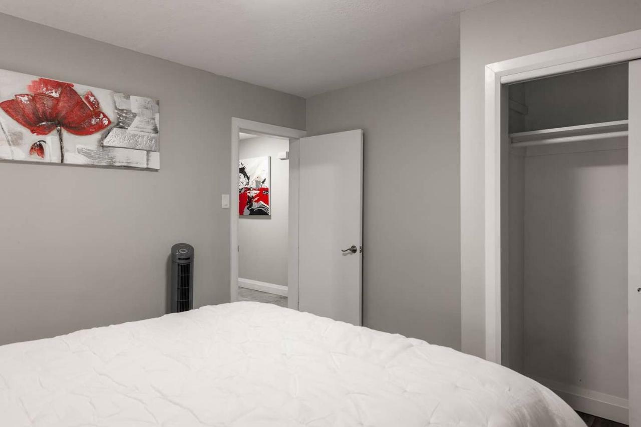 ENTIRE 2 BEDROOM APARTMENT UPTOWN WATERLOO - e1 Waterloo Exterior foto