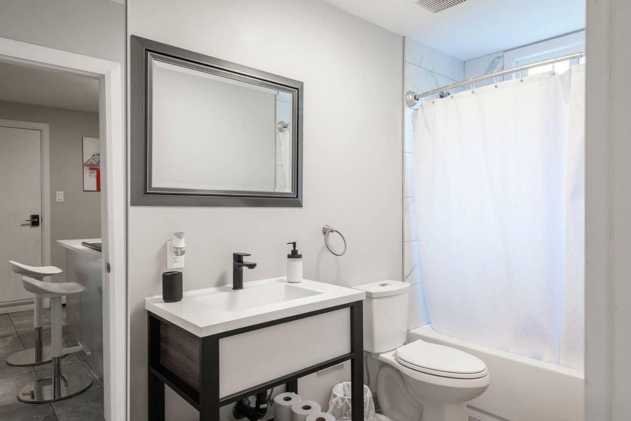 ENTIRE 2 BEDROOM APARTMENT UPTOWN WATERLOO - e1 Waterloo Exterior foto