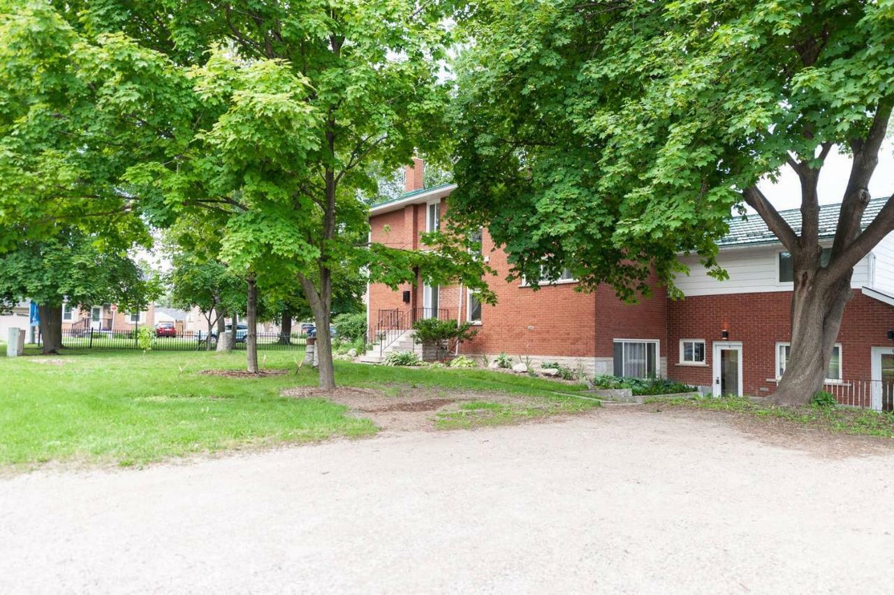ENTIRE 2 BEDROOM APARTMENT UPTOWN WATERLOO - e1 Waterloo Exterior foto